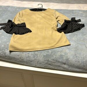 Very cute top tie in back size medium